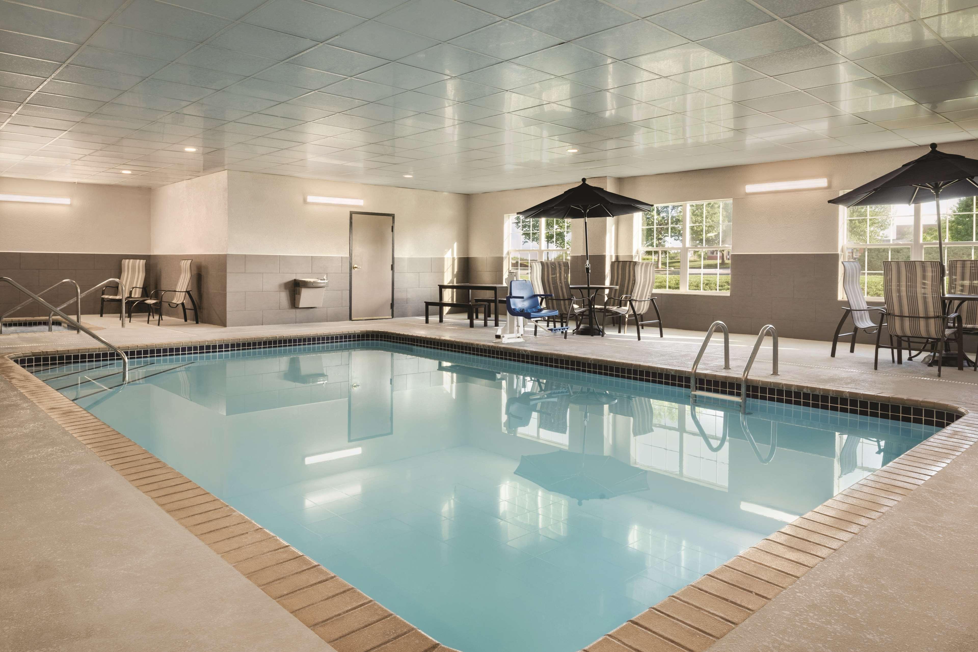 Country Inn & Suites By Radisson, Coralville, Ia Buitenkant foto